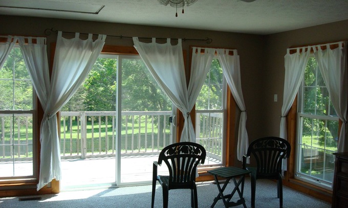 Unionville House | Peaceful Country Setting Off the Beaten Path Close to Everything