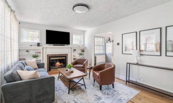 Glen Allen House | Peaceful & Cozy 2 Bedroom Unit with Large Fenced Backyard-Family & Pet Friendly