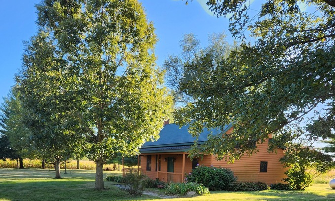 Jerseyville Cabin | Peaceful cozy cabin, with fireplace, on 30 acre farm. Near wineries and shopping