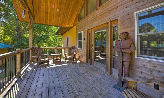 Carbondale House | Peaceful Custom Carbondale Home w/Pool, Near SIU!