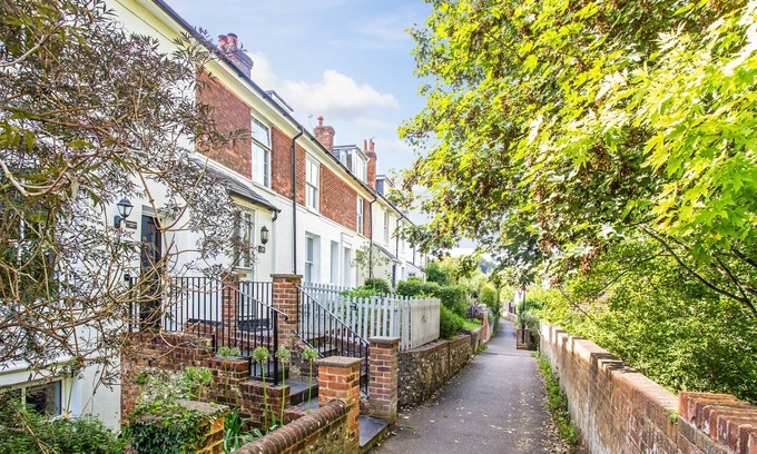 Winchester House | Peaceful elevated residential area - 10 minute walk to city centre