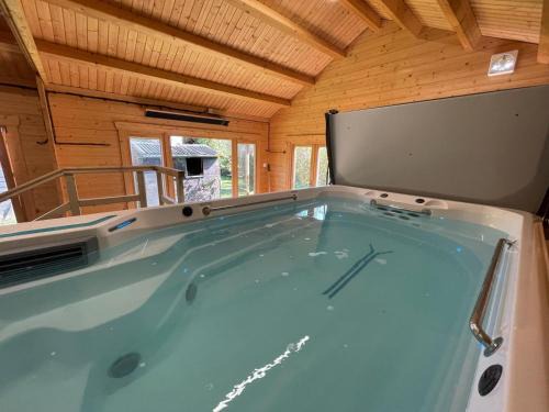 Westcliff-on-Sea Apartment | PEACEFUL entire property with luxury jacuzzi pool