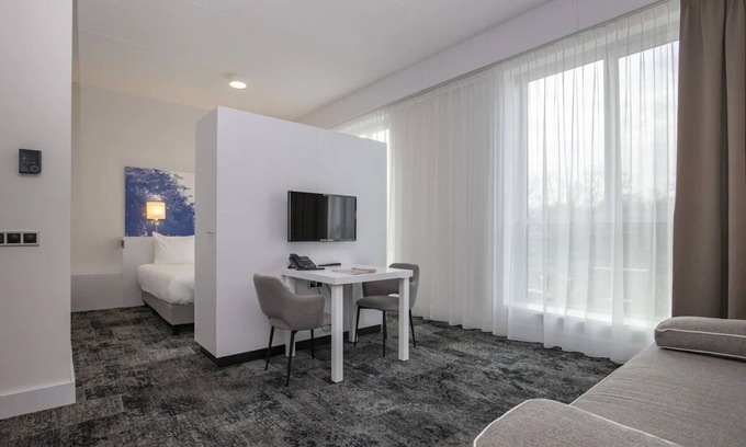 Oss Hotel | Peaceful Escape Modern Room near Autotron and Museum Jan Cunen