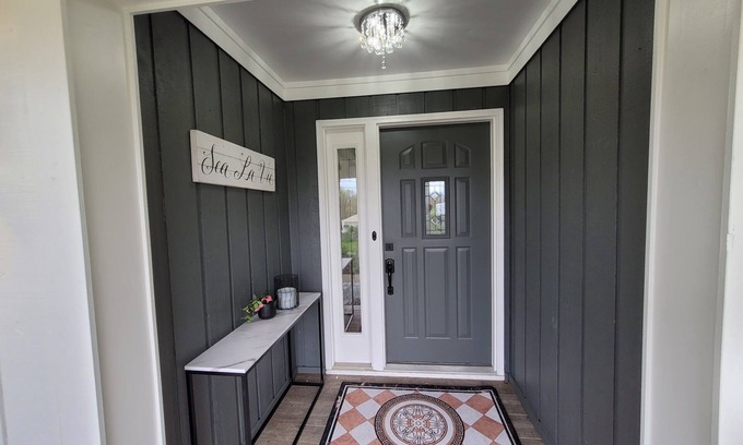 Fairdale House | PEACEFUL FAIRDALE COUNTRY HOME. Sleeps 15 people. Poker house on a backyard