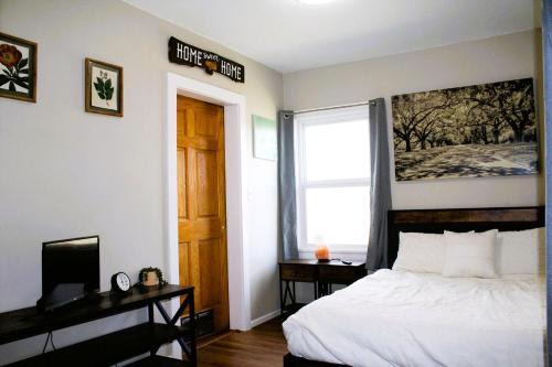 Clyde Park House | Peaceful Family Retreat with Games and Glamping!