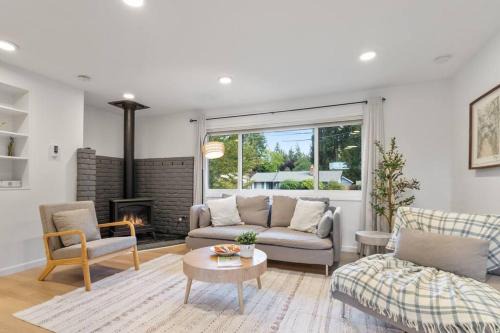 Mountlake Terrace House | Peaceful Family Retreat Home w Firepit n Grill