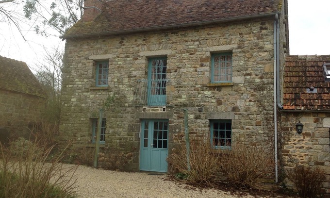 Domfront en Poiraie Cottage | Peaceful Gardener's Cottage