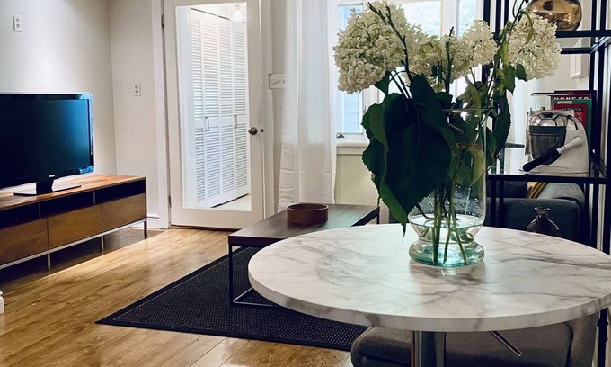 Leslieville Apartment | Peaceful garden apartment in the heart of Leslieville/Danforth, fully equipped