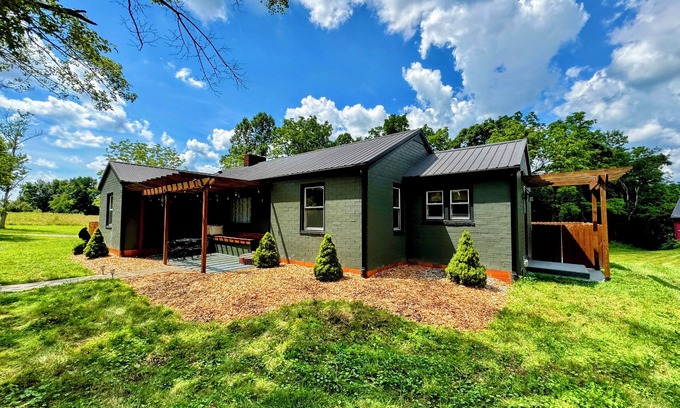 Bartlett Cottage | Peaceful Getaway: Hot Tub, Trails, Fenced yard, Kid & Dog friendly