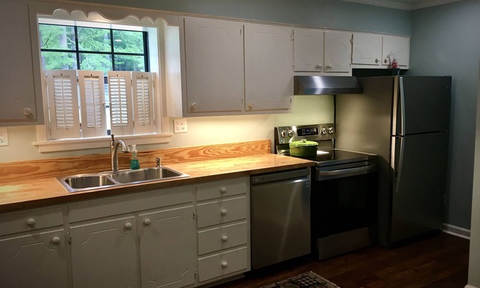 Rolling Wood House | Peaceful getaway only 5 minutes drive from Oxford Square and U of M