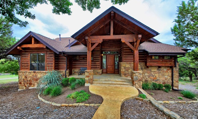 Leander House | Peaceful Hill Country Cottage in The Hollows Resort