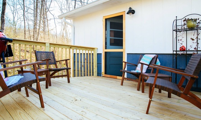 Knoxville Cottage | Peaceful Hillside Haven