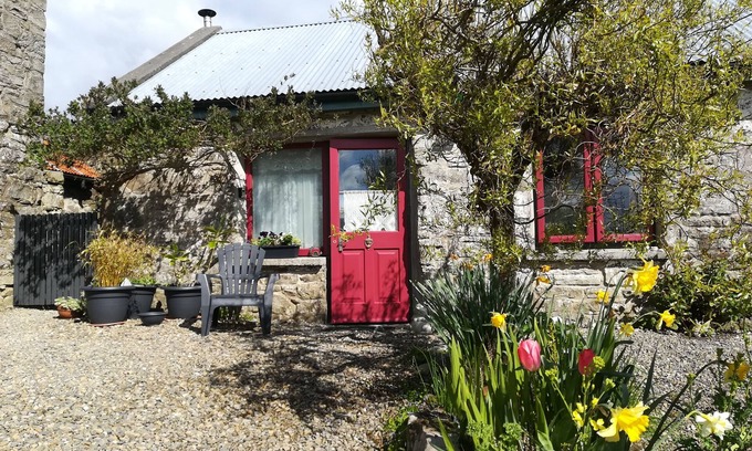 Broadford Cottage | Peaceful holiday cottage central to places of interest. Free WiFi and parking