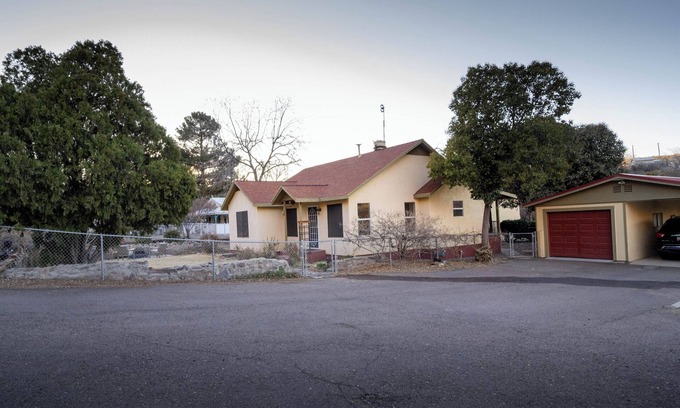 Globe House | Peaceful Home Away From Home.