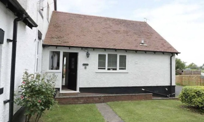 Grendon Cottage | Peaceful home from home cottage beautifully presented in village location.