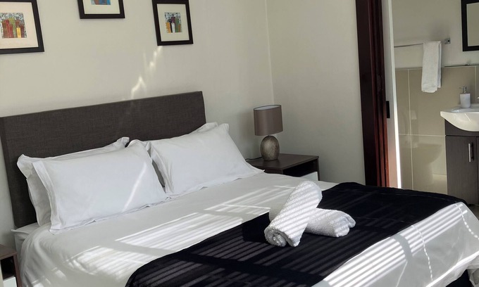 Port Elizabeth Central House | Peaceful Home Guesthouse . Spacious 4BR En-Suite House W/Free Wi-Fi & Parking.