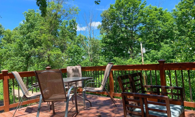 Ringwood House | Peaceful Home w/Deck: Family + Pet Friendly!
