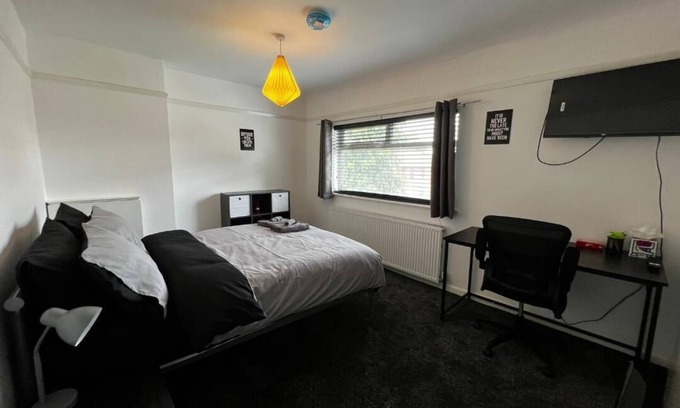 Newark upon Trent House | Peaceful home with garden and drive, Nottingham NG6 - near Hucknall
