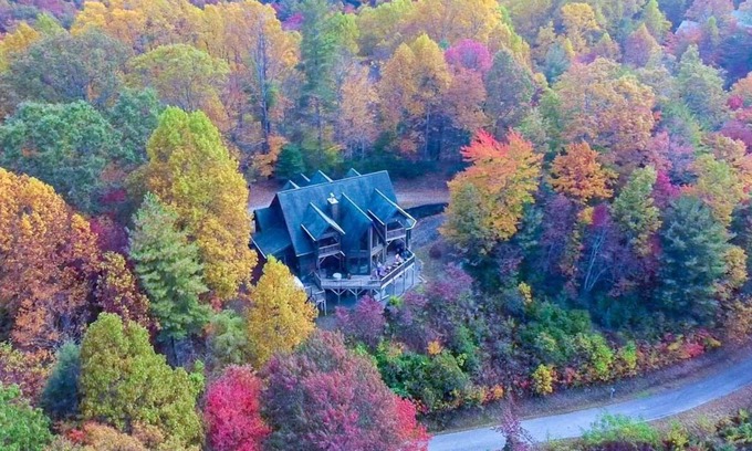 Ferguson Cabin | Peaceful Horizons-Views,WiFi,Pool Table,Hot Tub,SpaTub