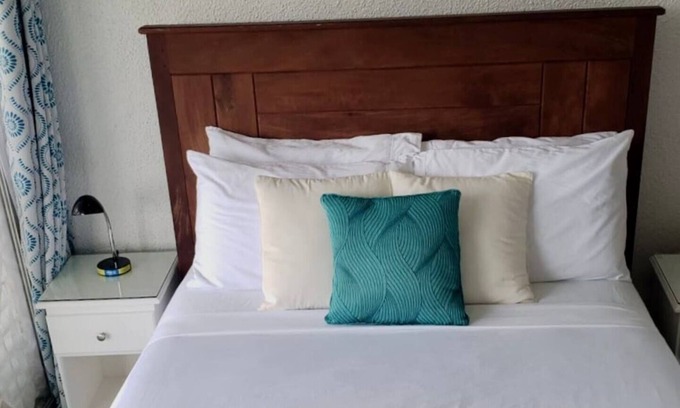 Rendezvous Apartment | Peaceful intensely clean unit overlooking tropical gardens and golf course nn