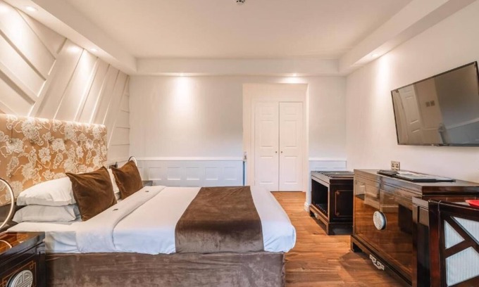 Ipswich Hotel | Peaceful Ipswich Retreat | Lush Gardens, Solarium, Spa & Inviting Indoor Pool