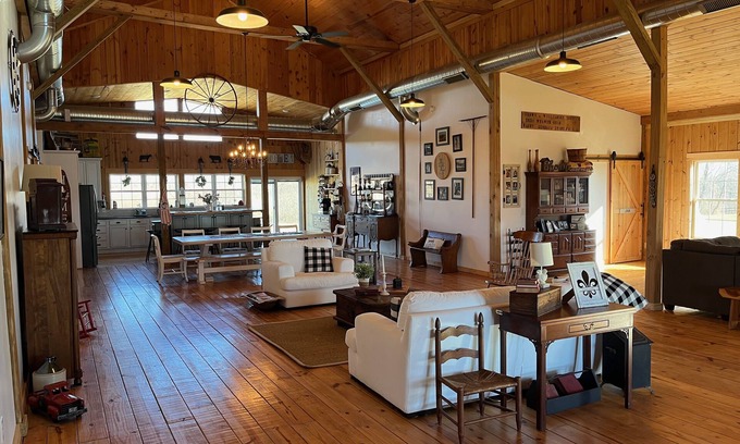 Finchville House | Peaceful Kentucky barn home near KY Derby, PGA and Bourbon Trail.