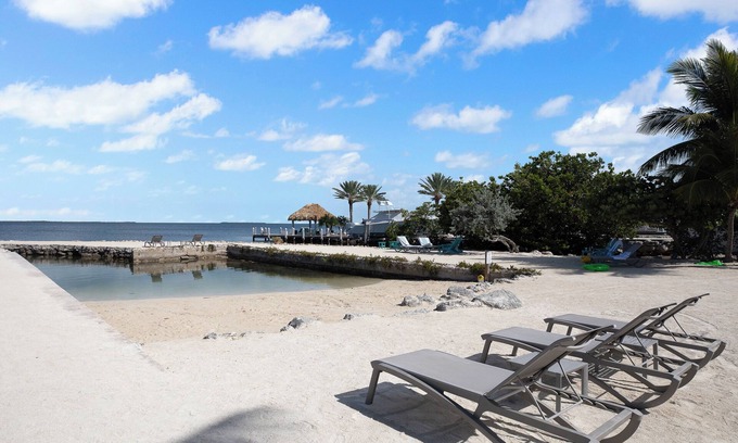 Key Largo Hotel | Peaceful King Stay w/Sunset Views! Pool and Gym Access | Pet Friendly