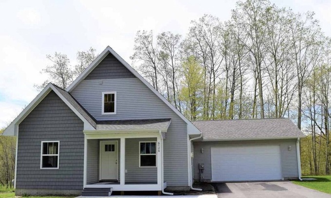 Lake Ann Cottage | Peaceful Lake Ann Home