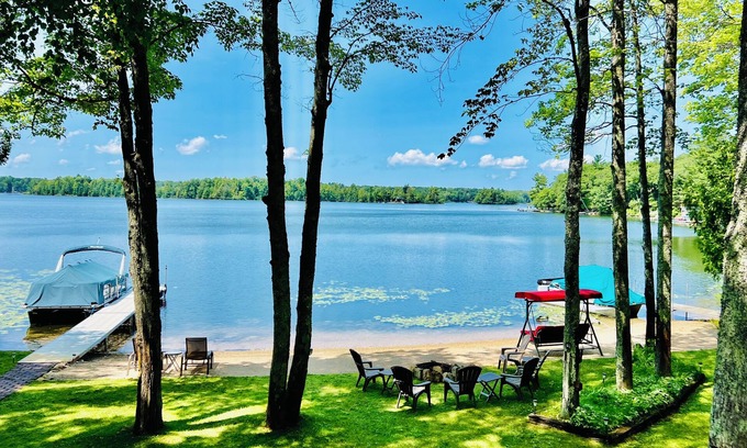 Traverse City House | Peaceful Lake House w amazing sunsets, Kayaks, Fireplace & Sauna. Dogs welcome.