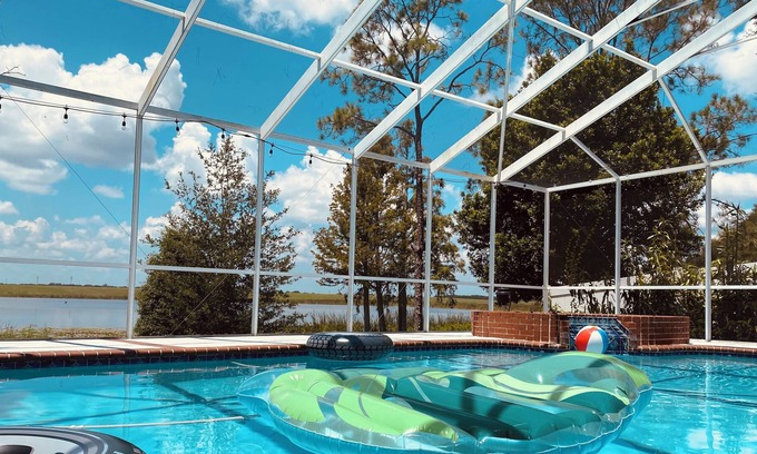 Lake Alfred House | Peaceful Lake House retreat. Family and pet friendly near Disney World!