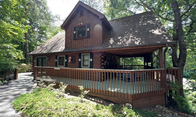 Gatlinburg - Pigeon Forge Cabin | Peaceful Lake View, 2 BRS/2 Baths, Wi-fi, 3 TVs, Porch Swing Bed, Foosball Table
