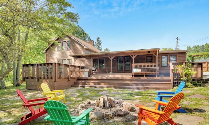 Deerfield Cabin | Peaceful Lakefront Cabin Retreat with Hot Tub!