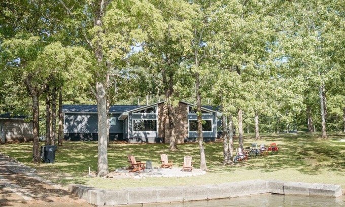 Cedar Bluff House | Peaceful Lakefront Cottage on 2.5 Acres, Newly-renovated, Sleeps 5 Guests, Private Boat Launch, Walcox Point