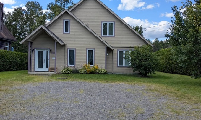 Saint Come Ski Chalet | Peaceful lakeside cottage with private bathing beach (services nearby)