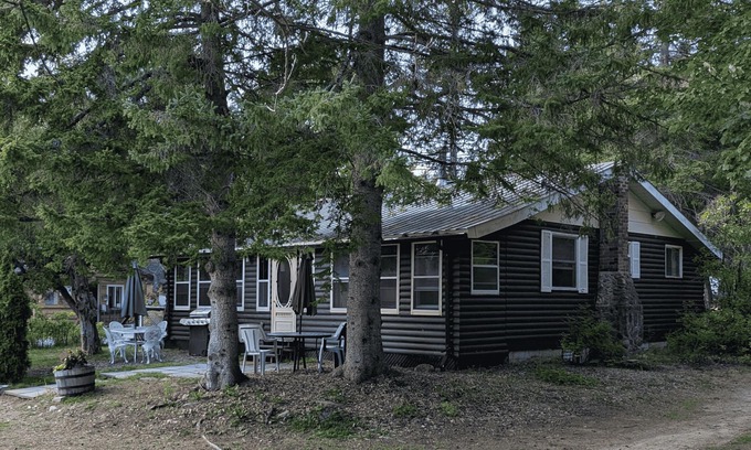 Cloyne Cottage | Peaceful Lakeside Cottage | Beach + Kayak & Canoen