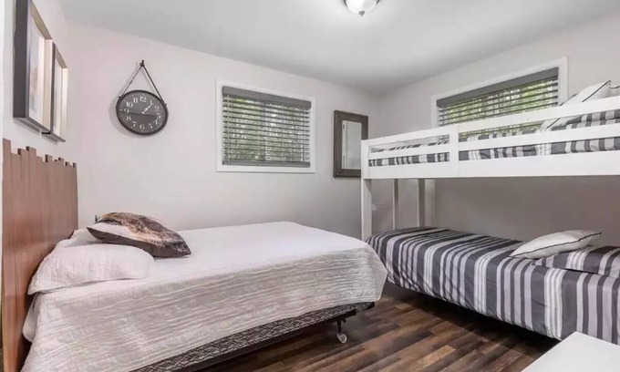 Wollaston House | Peaceful lakeside paradise on desirable Peter Lake