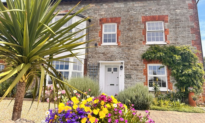 Nettlestone House | Peaceful large 5 double bed character stone house sleep 10, close to seafront