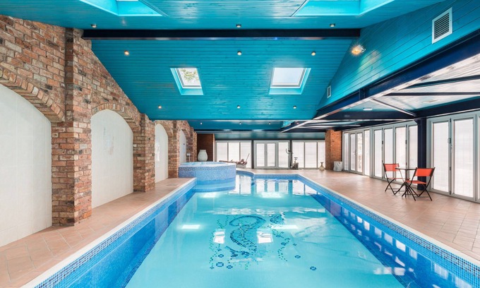 Deerhurst Cabin | Peaceful, luxury glamping experience with a Swimming Pool, Jacuzzi and Sauna!