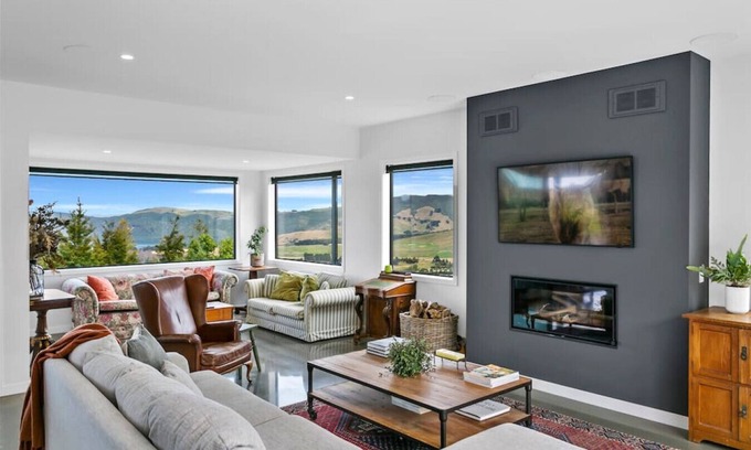 Acacia Bay House | Peaceful Luxury Retreat - with Spa Pool, a spacious, beautiful, private property with stunning views