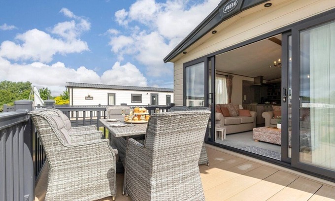 South Cerney Apartment | Peaceful Millers Lodge at The Cotswold Water Park