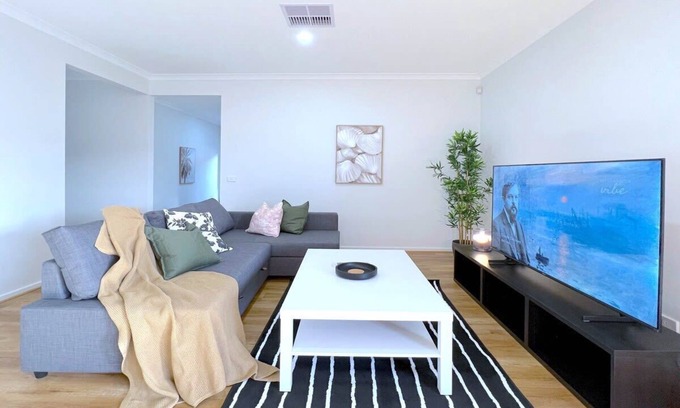 Pakenham House | Peaceful Modern Parkfront Retreat in Pakenham