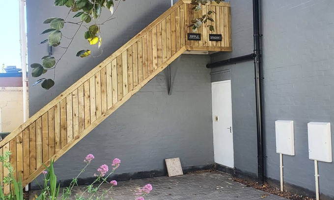 Pershore Apartment | Peaceful Modern Riverview Apartment With Separate Bedroom and Fully Equipped