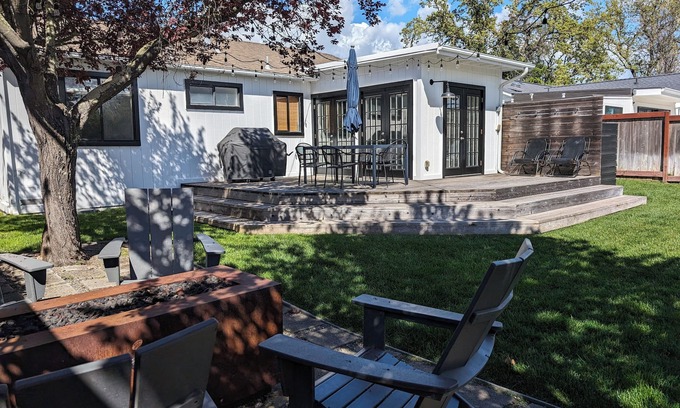Sonoma Cottage | Peaceful, modern Sonoma oasis - outdoor dining, garden, pool - close to Plaza