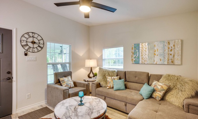 Montgomery Cottage | Peaceful Montgomery Vacation Rental w/Porch!