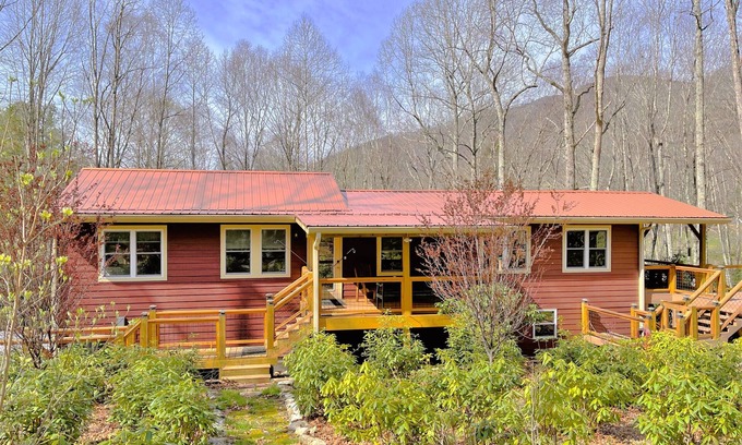 Clyde Cottage | Peaceful Mountain Cabin Nestled on 3.5 Acres - Multi-Tier Deck, Creek Access!