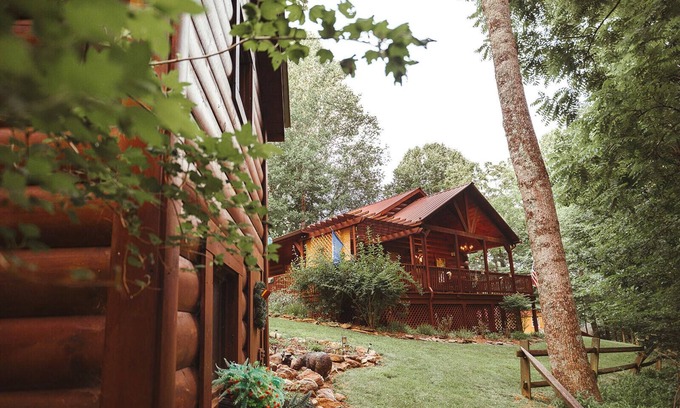 Piper Gap Cabin | Peaceful Mountain Log Cabin Getaway with Hot Tub!