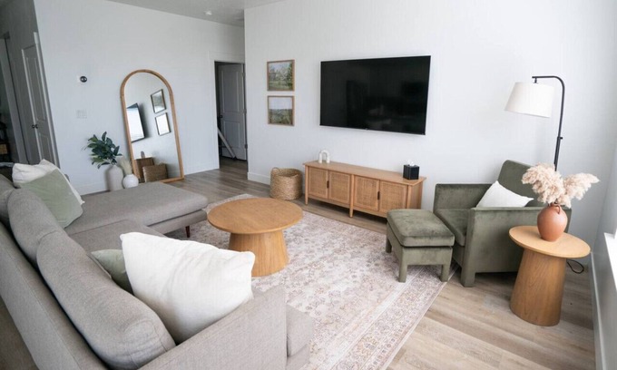 Hyrum House | Peaceful Mountain Vista Cove - Quiet and Beautiful