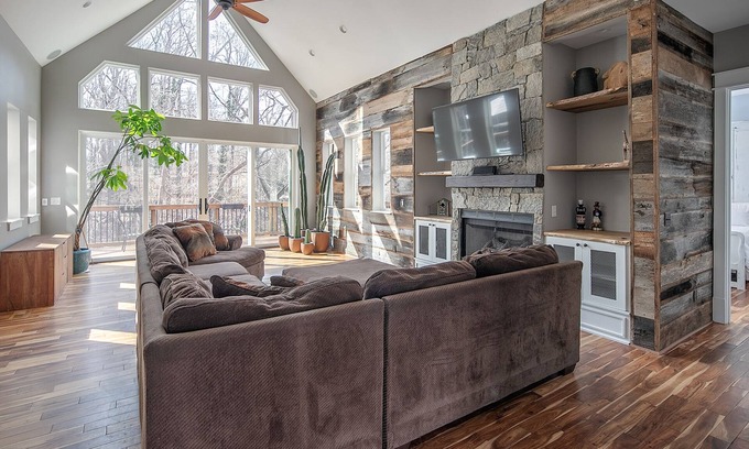 Mountainbrook House | Peaceful Mountainbrook SouthPark Haven ~ Creekside