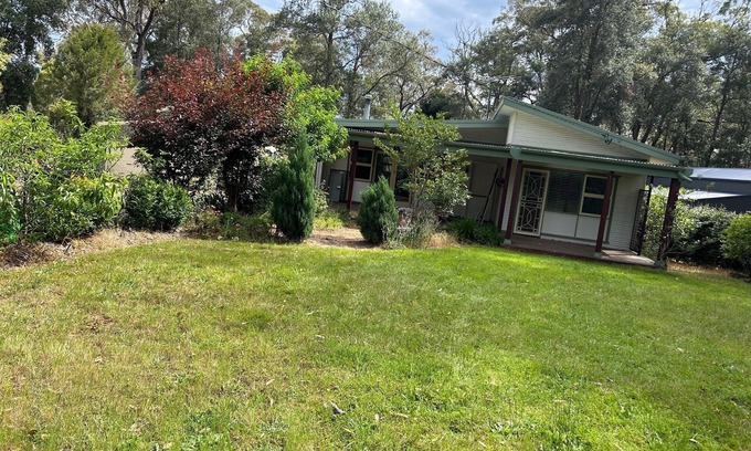 Sydney House | Peaceful mountains cottage stay. 5min drive to Springwood town and train line.