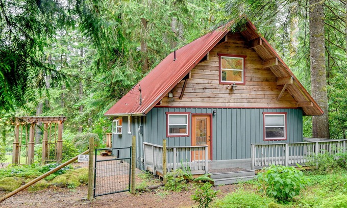 Zigzag Cabin | Peaceful Mt. Hood Cabin w/Hot Tub & Fire Pit!